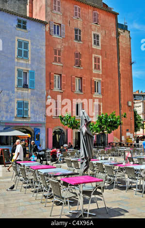 I tavoli e le sedie di un affascinante birreria all'aperto in attesa di essere riempito con i clienti in Place Louis Blanc, Tolone, Francia Foto Stock