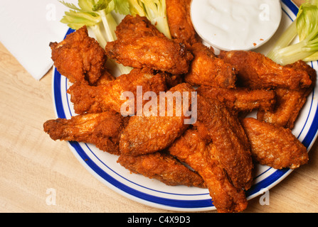 Piastra del grasso profondo fritto ali di pollo con sedano e condimento a base di formaggio erborinato [Serie 1 di 2] Foto Stock