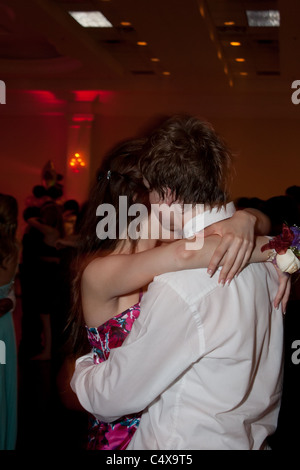 Giovani amanti giovane kissing dancing party night Foto Stock