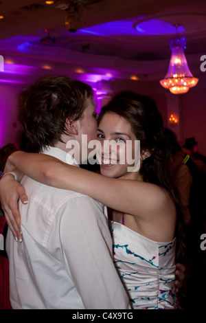 Giovani amanti giovane kissing dancing party night Foto Stock