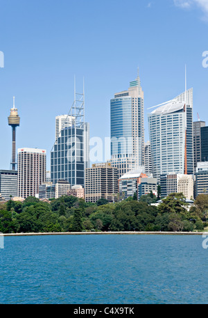 La bellissima skyline di Sydney e il centro finanziario di Mrs Macquaries Point Farm Cove Nuovo Galles del Sud Australia Foto Stock