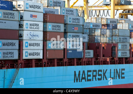 Contenitore di carico nave in porto porto di Barcellona, Spagna. Maersk Container seduto a bordo nave cargo nel Mare Mediterraneo. Foto Stock