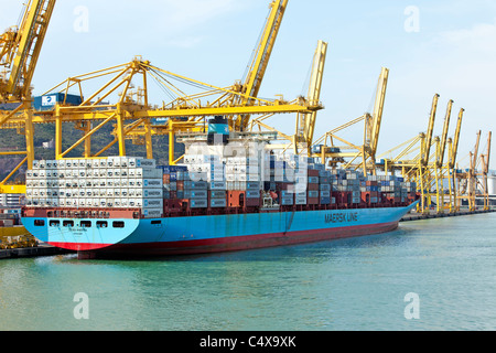 Contenitore di carico nave in porto porto di Barcellona, Spagna. Maersk Container seduto a bordo nave cargo nel Mare Mediterraneo. Foto Stock