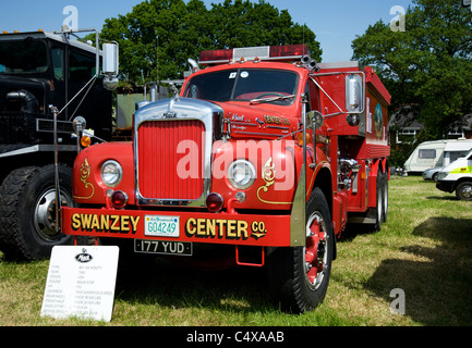 Un1962 Mack B61 Thermodyne carrello con il fuoco del corpo pompa, sul display a Heskin Hall del motore di trazione e vintage rally del veicolo. Foto Stock