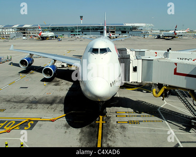 British Airways 747 jumbo jet parchi di gate a Heathrow Airport Foto Stock