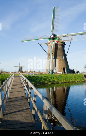 Ponte per i mulini a vento a Kinderdijk in Olanda Foto Stock