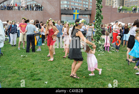 Un svedese annuale Festival di mezza estate avviene in Battery Park City, un quartiere di Lower Manhattan. Foto Stock