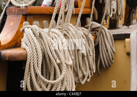 Funi su un tall ship Foto Stock