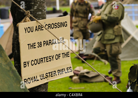 Segno "sta attraversando il 38 parallelo dalla cortesia del Royal Ulster fucili' Foto Stock