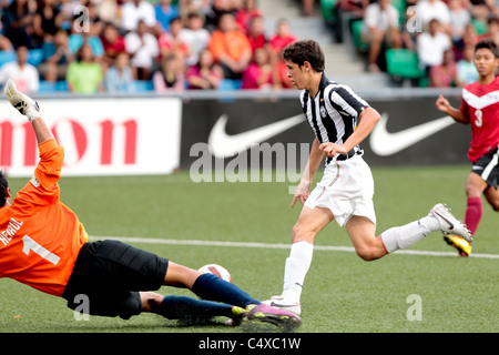 Gili Fabio della Juventus FC U15(centro) tenta di fermo su per il tramite pass solo per trovare se stesso chiamato fuorigioco Foto Stock