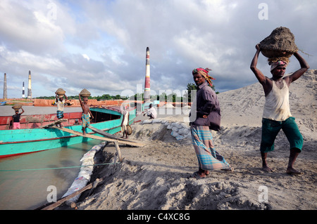 Forno di mattoni di lavoratori in Faridpur, Bangladesh Foto Stock