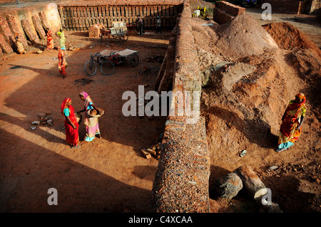 Forno di mattoni di lavoratori in Faridpur, Bangladesh Foto Stock