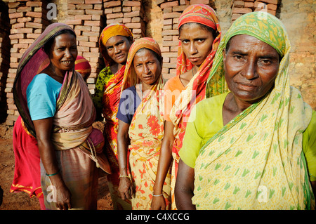 Forno di mattoni di lavoratori in Faridpur, Bangladesh Foto Stock