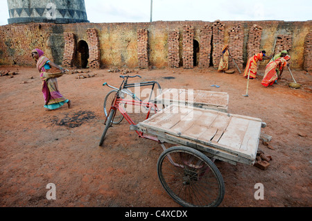 Forno di mattoni di lavoratori in Faridpur, Bangladesh Foto Stock