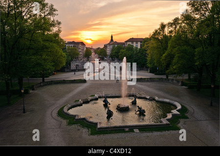 Fontana al Friedensengel e Prinzregentenstrasse - Monaco di Baviera, Germania Foto Stock