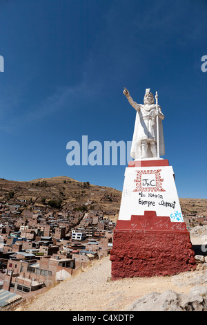 Una statua di Manco Capac in Huajsapata parco affacciato sulla città di Puno in Perù. Foto Stock