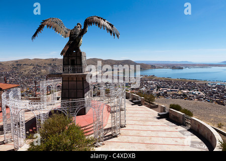 La statua di un condor in metallo al Mirador de Kuntur Wasi si affaccia sulla città di Puno e il lago Titicaca in Perù. Foto Stock