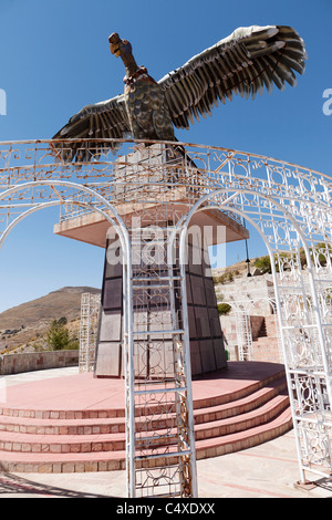 La statua di un condor in metallo al Mirador de Kuntur Wasi si affaccia sulla città di Puno e il lago Titicaca in Perù. Foto Stock