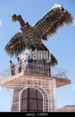 La statua di un condor in metallo al Mirador de Kuntur Wasi si affaccia sulla città di Puno e il lago Titicaca in Perù. Foto Stock