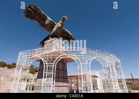 La statua di un condor in metallo al Mirador de Kuntur Wasi si affaccia sulla città di Puno e il lago Titicaca in Perù. Foto Stock