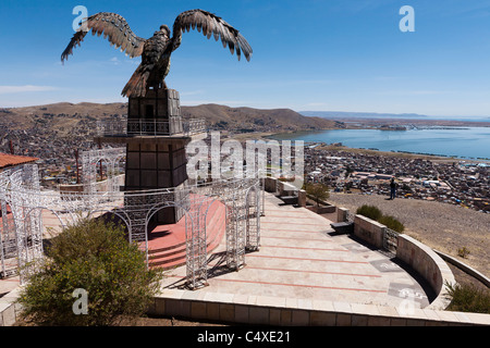 La statua di un condor in metallo al Mirador de Kuntur Wasi si affaccia sulla città di Puno e il lago Titicaca in Perù. Foto Stock