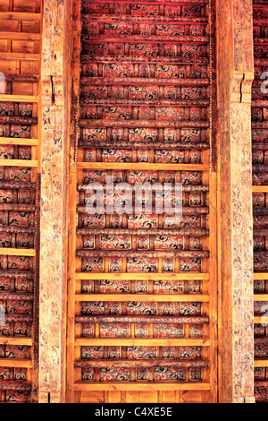 Soffitto color Palazzo Castillo de la Aljafería di Saragozza in Aragona, Spagna Foto Stock