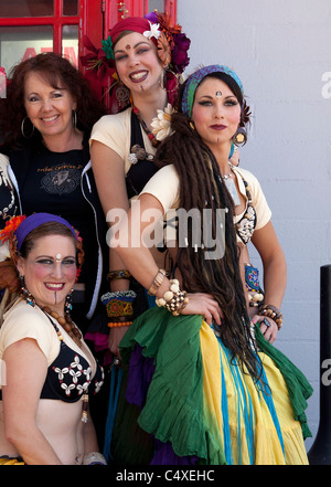 I membri della carovana tribale Belly Dance Troupe in posa per una fotografia presso la trentaquattresima Cairo annuale evento Caravan Foto Stock