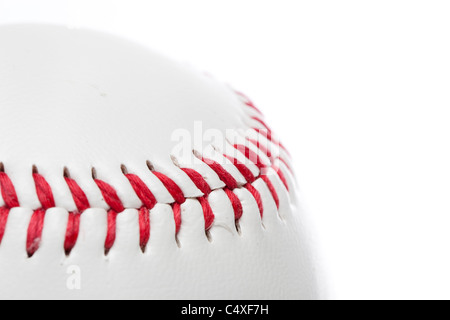 Un bianco pulito baseball contro uno sfondo bianco Foto Stock