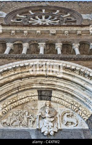 La facciata della chiesa di Santa Maria Maggiore a Tuscania, Italia centrale. Foto Stock