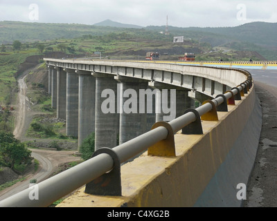 Una molto alta valle ponte Pune-Banglore nazionale autostrada di Pune, Maharashtra, India Foto Stock