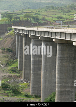 Una molto alta valle ponte Pune-Banglore nazionale autostrada di Pune, Maharashtra, India Foto Stock