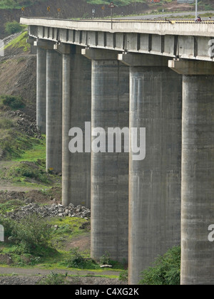 Una molto alta valle ponte Pune-Banglore nazionale autostrada di Pune, Maharashtra, India Foto Stock