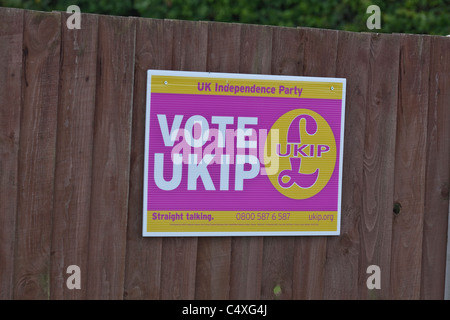 Promozione Elettorale Poster; per partito politico UKIP. Regno Unito Independance Party. 2011. Recinzione suburbana. North Walsham Foto Stock