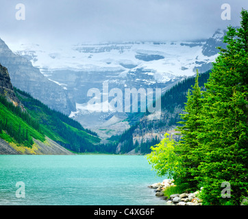 Il paesaggio del Lago Louise e le montagne in Alberta, Canada Foto Stock