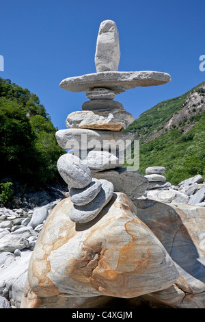 Una torre di blocchi da Maggia, un fiume in Vallmaggia, Ticino Foto Stock