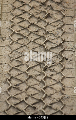 Pneumatico tracce della stampa nel suolo Foto Stock