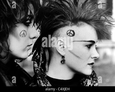 Punk moda capelli ad una protesta CND a Brighton Regno Unito negli anni ottanta - Foto Stock