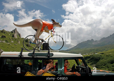 Il Tour de France sponsor caravan aziona attraverso la tappa di montagna su Grenoble alla zona sciistica di Courcheval fase di gara. Foto Stock