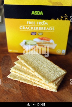 Frumento e senza glutine cracker pane comprato dal supermercato Asda UK Foto Stock