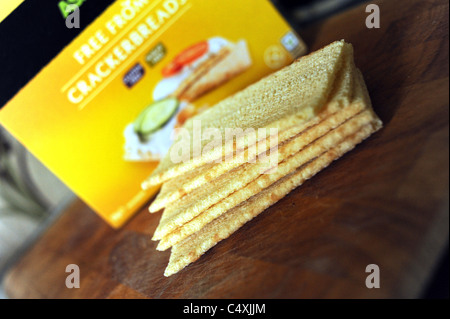 Frumento e senza glutine cracker pane comprato dal supermercato Asda UK Foto Stock