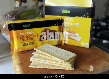 Frumento e senza glutine cracker pane comprato dal supermercato Asda UK Foto Stock