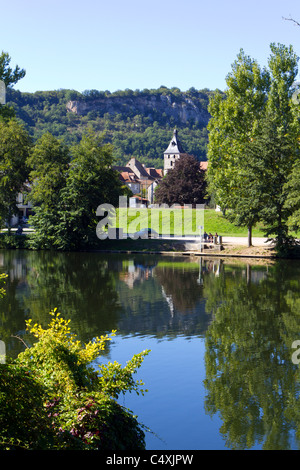 La gente del luogo raccogliere dal fiume per una sessione di conversazione testuale in autunno sunshine a Cajarc nella Valle del Lot, Lot, Quercy, Francia, Europa Foto Stock