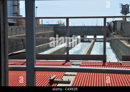 Impianto di dissalazione. Acqua di mare è guidato nella struttura per l'elaborazione. Foto Stock