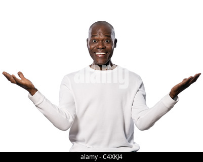 Ritratto di un entusiasta afro-americano con occhi spalancati sorridente in studio bianco su sfondo isolato Foto Stock