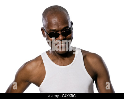 Ritratto di un afro-americano cerca attraverso occhiali da sole in studio bianco su sfondo isolato Foto Stock