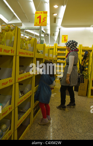 Euro negozio interno lungo Mariahilfer Strasse, la via principale dello shopping a Vienna Austria Europa centrale Foto Stock