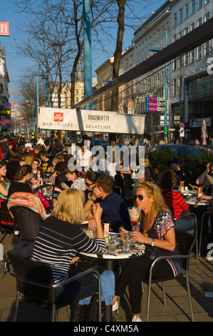 La gente seduta sulla terrazza cafè Mariahilfer Strasse, la via principale dello shopping a Vienna Austria Europa centrale Foto Stock