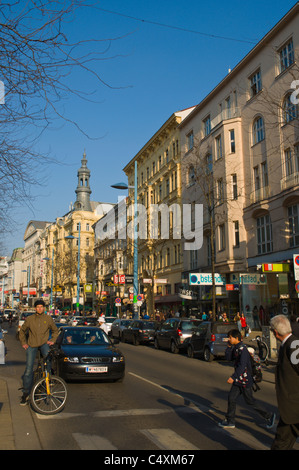 Attraversamento pedonale lungo Mariahilfer Strasse, la via principale dello shopping a Vienna Austria Europa centrale Foto Stock