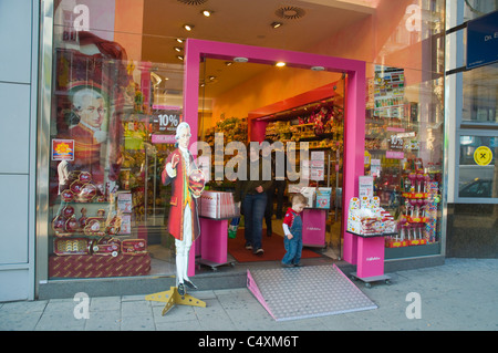 Negozio di souvenir lungo Mariahilfer Strasse, la via principale dello shopping a Vienna Austria Europa centrale Foto Stock