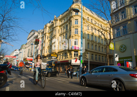 Traffico lungo Mariahilfer Strasse, la via principale dello shopping a Vienna Austria Europa centrale Foto Stock